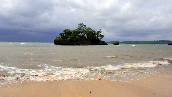 Ganasnya Ombak di Pantai Baloiya