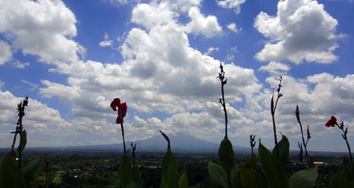Pemandangan gunung Merapi dari Plaza Ardrawina Candi Boko