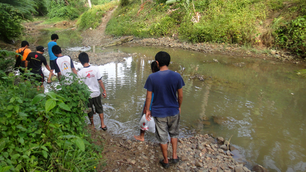menyebrangi sungai