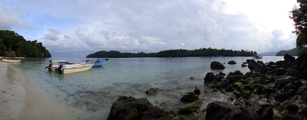 pantai di depan rubiah tirta divers