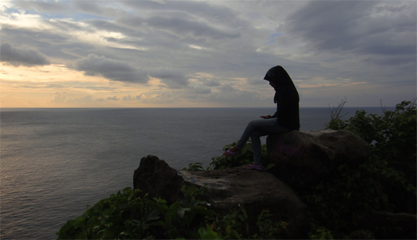 duduk di tepi jurang pantai nol kilometer