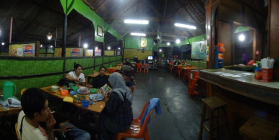 Makan Malam di Cah Solo