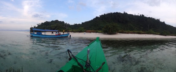 Menuju PAntai Lain di Pulau Tegal