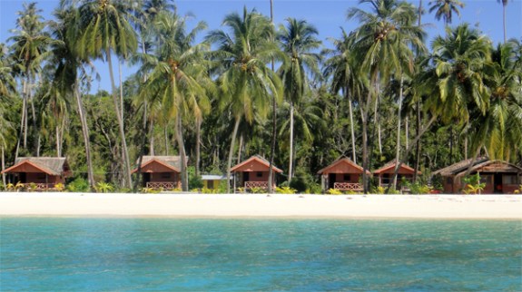 enam buah bangunan kayu