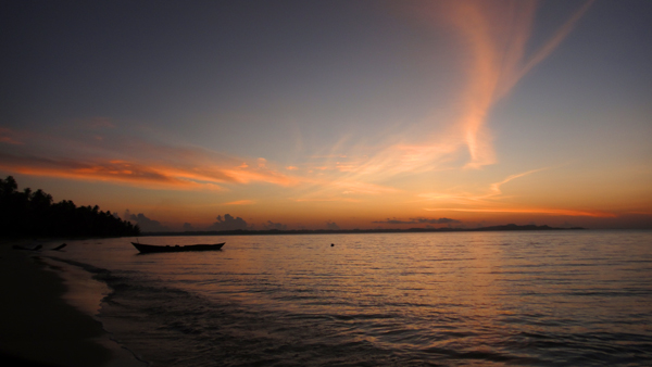 perahu di ujung pantai