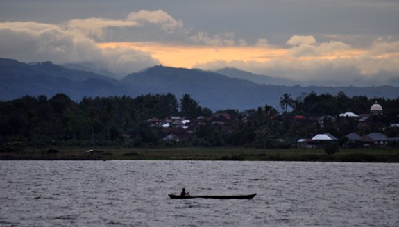 senja-perahu di tengah danau