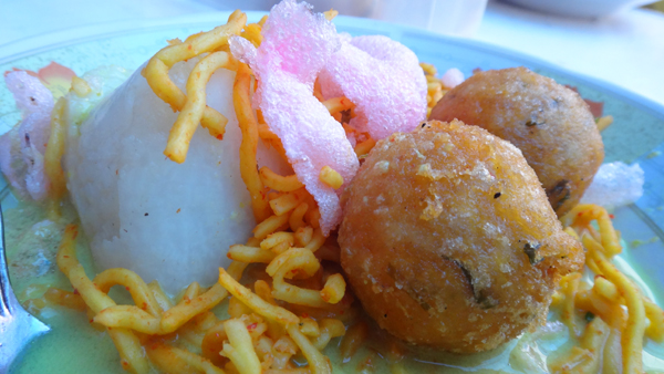 lontong sayur berlauk sala lauak
