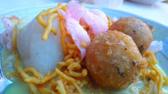 lontong sayur berlauk sala lauak