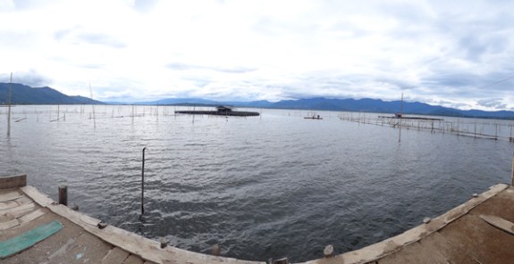 pemandangan danau dari rumah makan