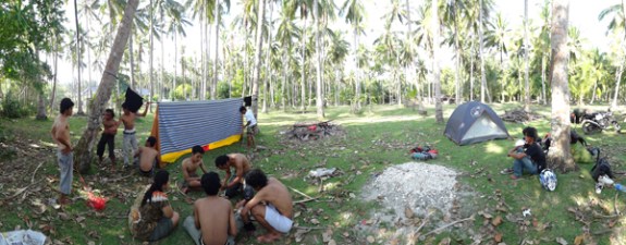 nge-camp di pantai Tanjung Setia