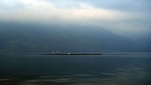 kabut menyelimuti danau