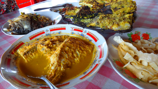 menikmati sajian kuliner di tepi Danau Kerinci