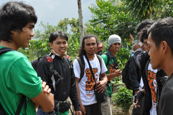 Mas Guvron (kanan) : Memberikan Informasi Spot Air Terjun