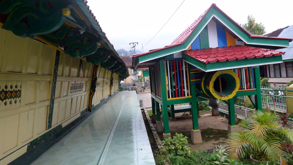 beduk kecil - berada di halaman masjid terbuat dari kayu utuh yang dilubangi