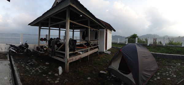 berkemah di pinggir danau