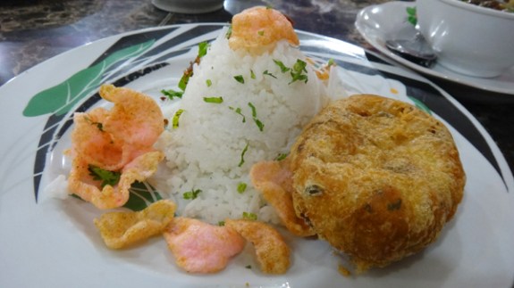 perkedel disajikan terpisah bersama nasi