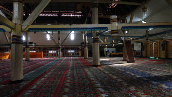 interior masjid -  ditopang oleh 36 tiang penyangga