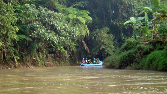 perahu biru bergerak terlebih dahulu menuju hilir