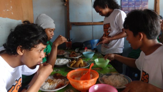 Makan Siang: nasi dan timunnya boleh nambah