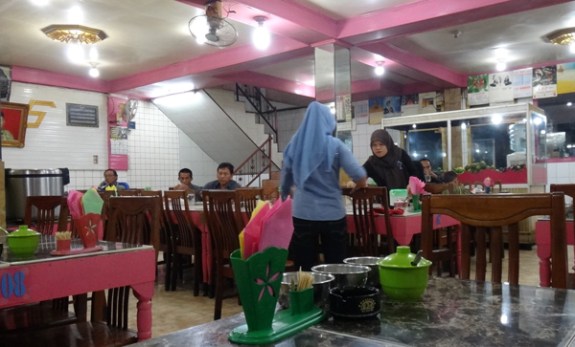 suasana pink di dalam rumah makan