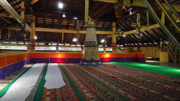 tiang sokoguru di tengah ruangan Masjid Keramat