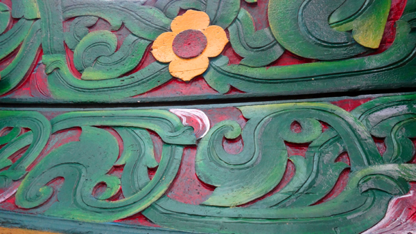 motif sulur dan flora - keunikan ukiran tiang masjid