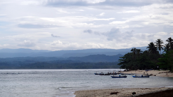 pantai dengan ombak lebih tenang