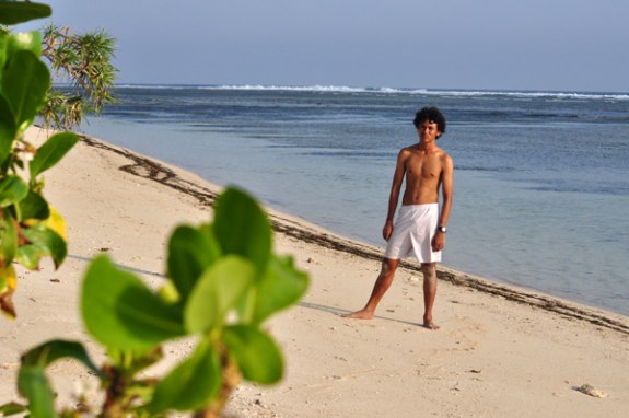 Beach Boy : efek buka baju karena gerah