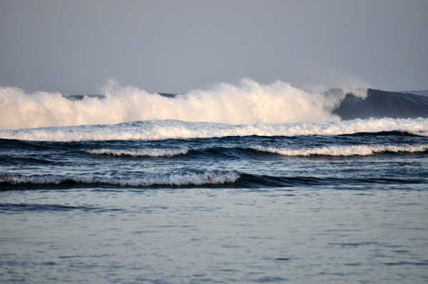 ombak besar cocok untuk surfing
