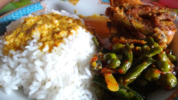 menu makan siang : nasi + ayam goreng + sambal buncis cempokak