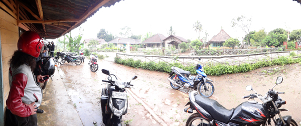hujan lagi... neduh lagi...