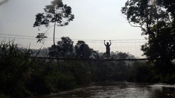 uji nyali: loncat dari jembatan gantung
