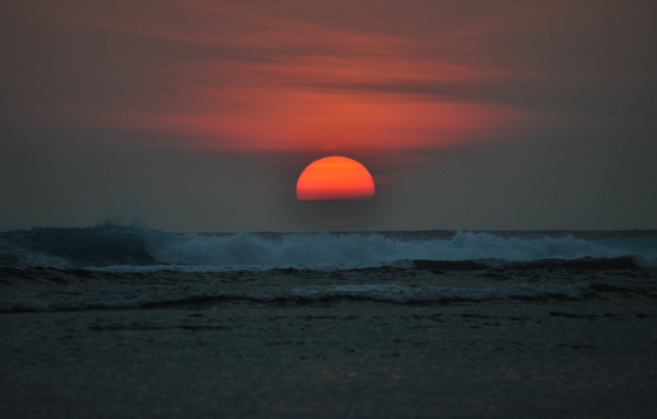 keberuntungan : sunset dengan ombak lebih besar