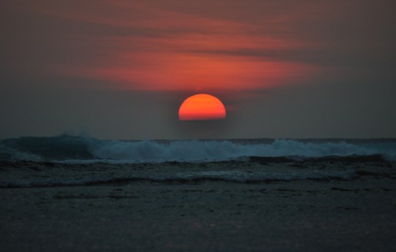 keberuntungan : sunset dengan ombak lebih besar