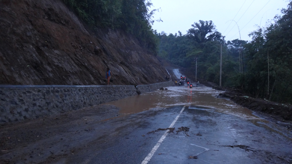 jalan banjir akibat longsor