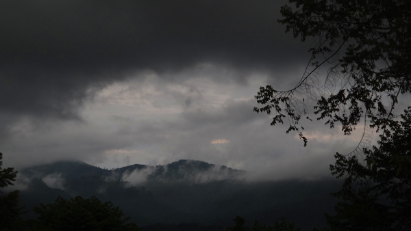 matahari meredup berganti malam berselimut kabut