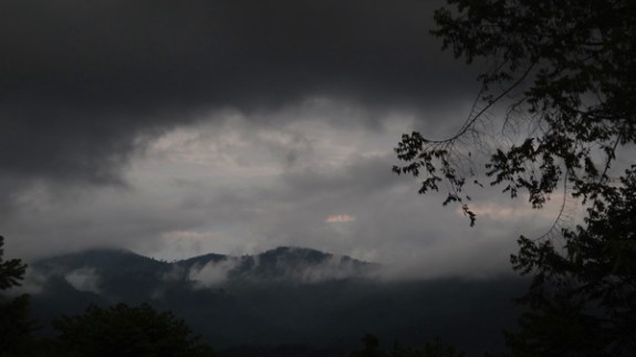 matahari meredup berganti malam berselimut kabut