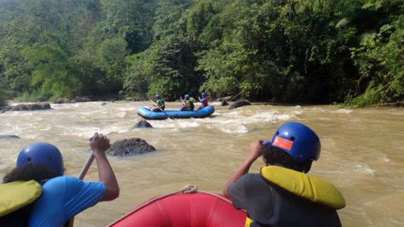 menjelang masuk jeram "ulang tahun" belokan tajam curam berarus deras