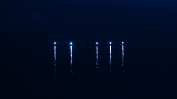 Danau Ranau hanya menyisakan pendar cahaya kapal Danau Ranau hanya menyisakan pendar cahaya kapal