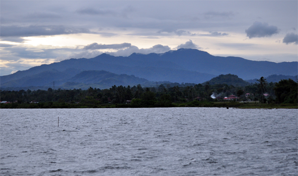 danau dengan latarbelakang Bukit Barisan