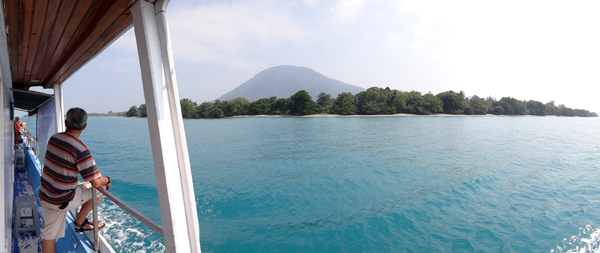 Pulau Sebesi - Memandang Bukit Biru dan Pohon HIjau