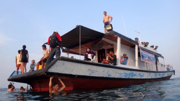 kapal berhenti di perairan Pulau Umang Umang