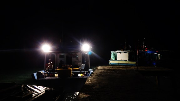 lampu kapal berpendar - bersiap pergi melaut