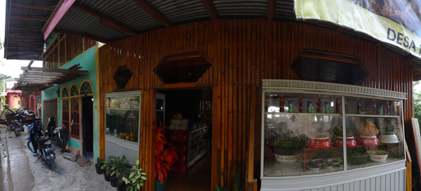 rumah makan AL di pinggir danau Kerinci rumah makan AL di pinggir danau Kerinci