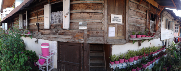pink traditional - rumah di depan Masjid Pondok Tinggi, Sungai Penuh jambi