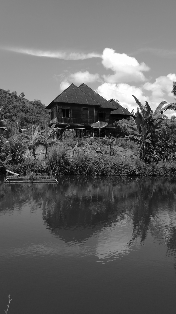 rumah Kayu di tepi kolam