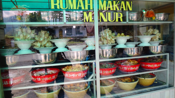 Rumah Makan di depan perkebunan teh Kayu Aru (dekat simpang macan)