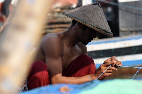 memperbaiki jala - aktivitas nelayan di pagi hari