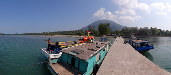 merapat ke Pulau Sebesi merapat ke Pulau Sebesi