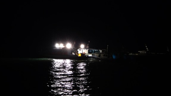 kapal meninggalkan pelabuhan